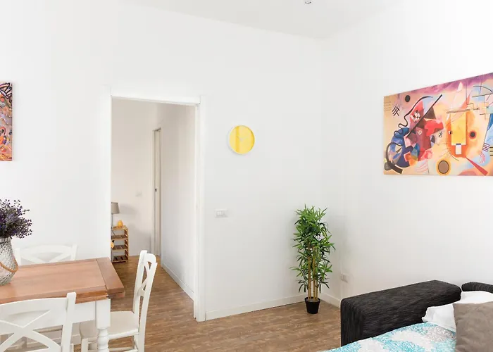 Artstay Exclusive Apt Near Train Metro, Parking